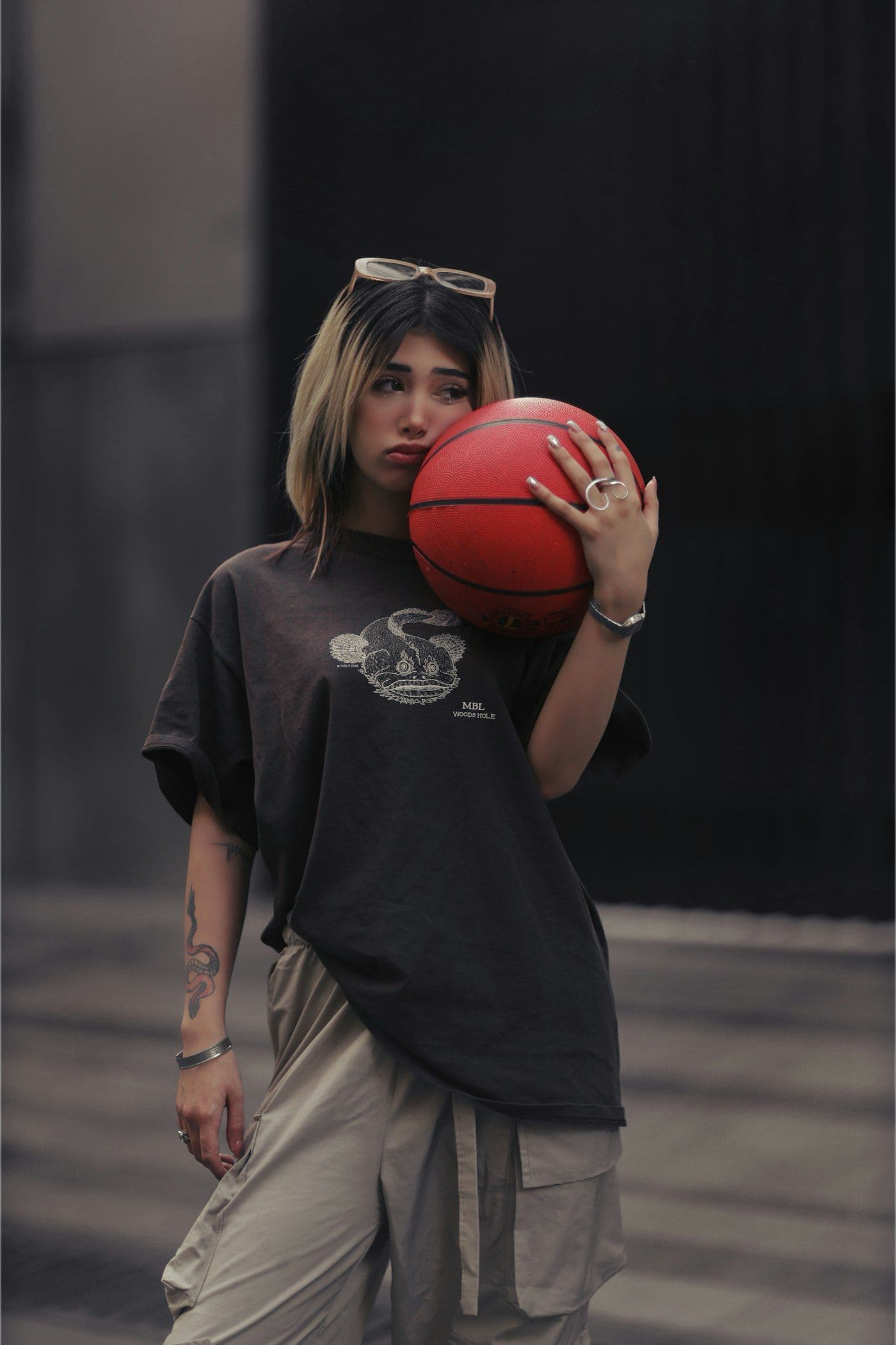 เสื้อยืดสตรีทแวร์ทรงโอเวอร์ไซส์