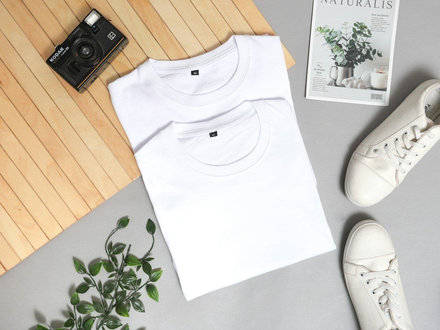เสื้อยืดเบสิกสีขาวพับวางเรียงกัน